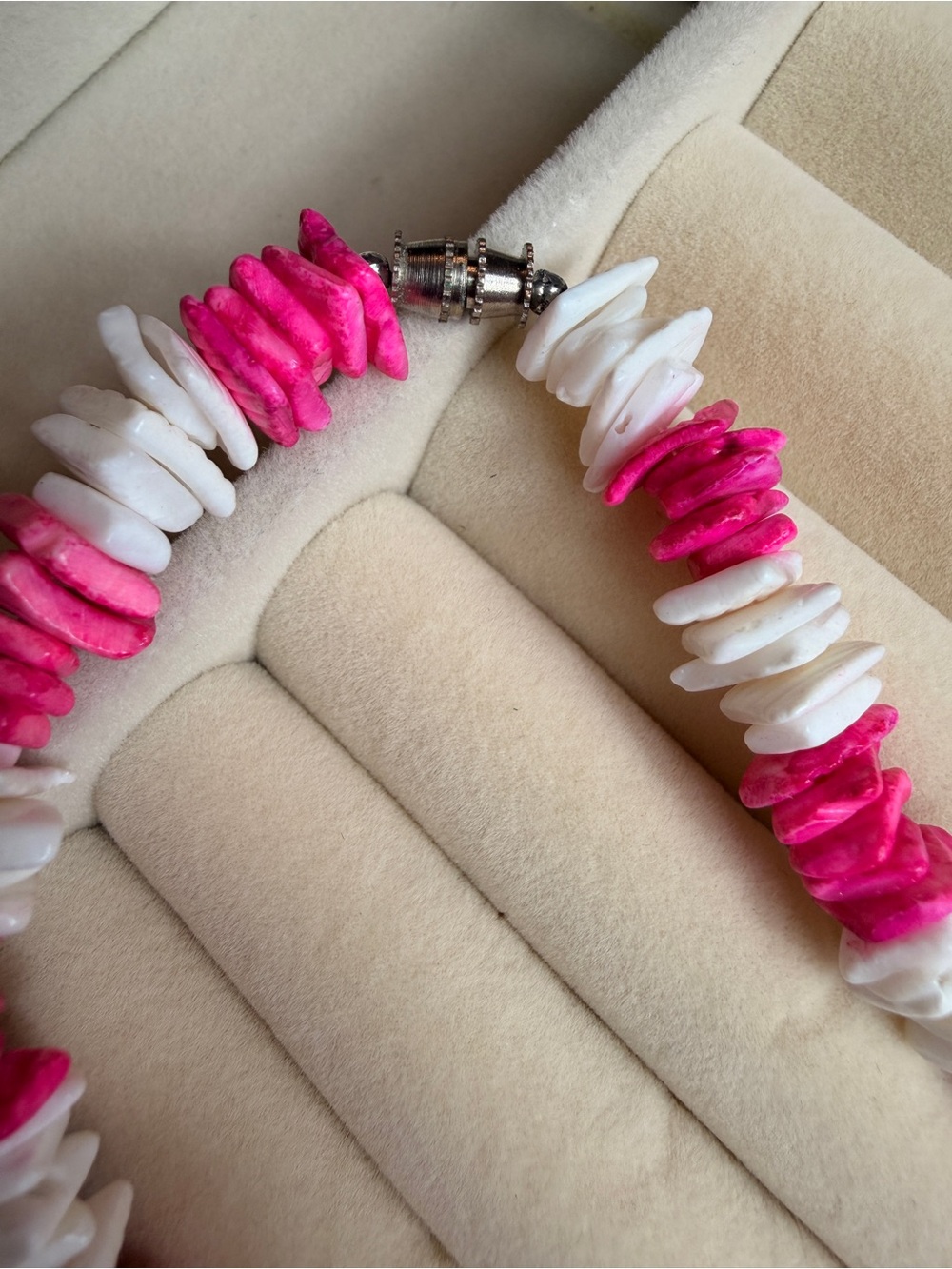 VINTAGE WHITE AND PINK PUKA SHELL NECKLACE with BARREL CLASP - Picture 4 of 5